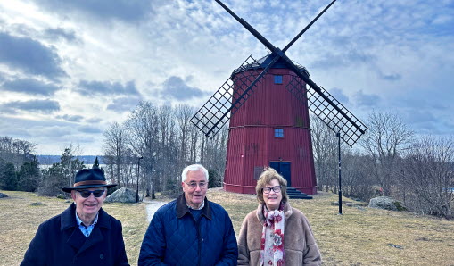 Tre personer framför Väsby kvarn