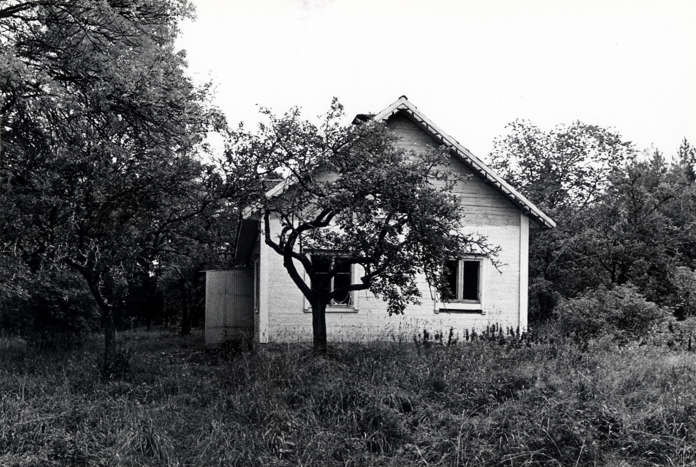 Fritzberg i Bällsta var rättarbostad till Bällsta gård. Fastighetsbeteckning Bällsta 2:142. Manbyggnaden är uppförd ca 1825. Här syns bostadshuset, övergiven och vandaliserat. Marken ägs av byggbolaget Skanska som avvaktar stadsplanering och möjlighet att bygga bostäder på området.