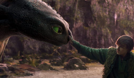 Bild från filmen Draktränaren, draken lägger nosen mot huvudpersonens hand.