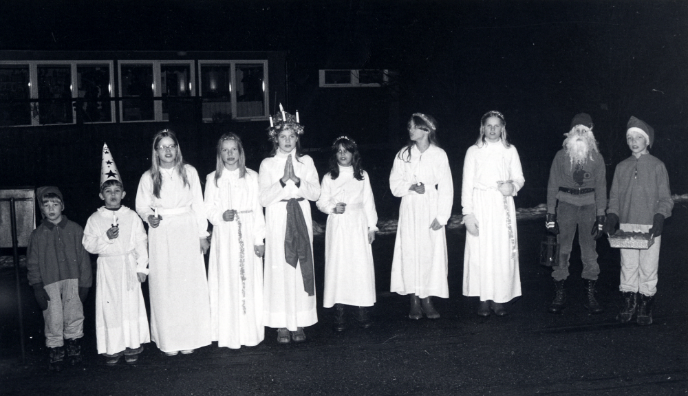 Luciatåg  i  Villaföreningen Ekliden i  Bällsta  har stannat hos familjen Hillbo för att sjunga luciasånger och bjuda på pepparkakor. Fr v  Peter Wihlborg   Calle Rahmqvist   Birgitta Forsberg   Anna Holm   Brita Liljestrand   Sara Böök   Hedvig Rahmqvist   Pernilla Hök   Johan Böök  och  Jesper Wihlborg