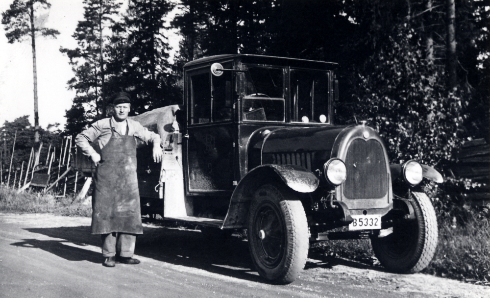 Chauffören Gustaf Andersson med lastbilen Tidaholm med registreringsnummer B 5332