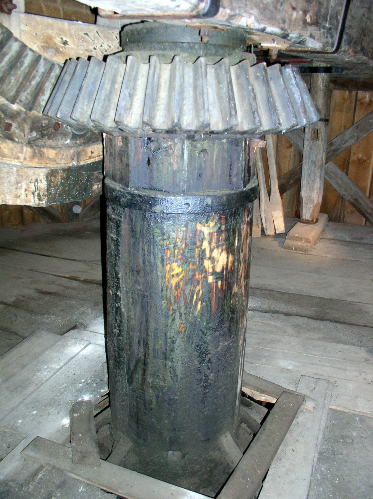 Hjärtstockens övre del. Längre ner driver hjärtstocken kvarnstenarna.