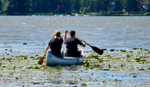 Ungdomar som paddlar kanot