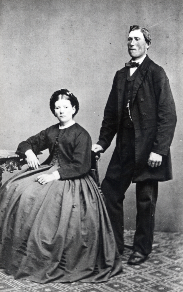 Erik Viktor Andersson var rättare på Bällsta gård när sonen Isak Viktor föddes 1872. Han var född 25 februari 1832 i Ström i Norrsunda församling i Stockholms län och dog i Täby prästgård 7 augusti 1913.  Hustrun Josefina Eriksson föddes 12 februari 1848 i Skånella i Stockholms län. Familjen flyttade till Vallentuna 28 mars 1867, men flyttade sedan till Täby och Angarn.  Enl anteckning på fotografiets baksida, såldes Erik Viktor på barnauktion 25 februari 1839. Oklart skrivet, uppgiften kan även gälla sonen Isak Viktor, född på Bällsta gård 1872.