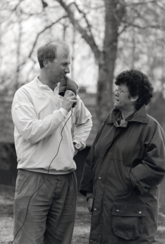 Björn Welander samtalar med kommunalrådet Birgitta Almlöf vid  invigningen av naturcentrum i Angarn 11 maj 1997