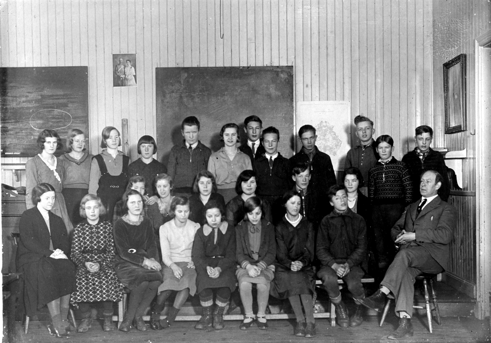 Fortsättningsskola i Kyrkskolan i Frösunda under ledning av magister Sundman och syfröken som ev hette Lindahl.   I bakre raden fr v står Stella Öhman, Lilly Nyberg, Asta Fredin, Mary Jansson, Bror Pettersson?, Inga-Lisa Gustavsson, Artur? Örlund, okänd, Ejvan Johansson Näs, Erik Ekberg, ett fosterbarn från Solsta och Gustav Ekberg,  Mittenraden fr v Karin Karlsson Kvarnen, Elsa Ekberg, Svea Andersson, Anne-Marie Jansson, Bengt Karlsson och Anne-Marie Gustavsson.  Sittande fr v syfröken ev Lindahl, Birgit Roos, Gullan Laurell, Vivi Bergman, Gertrud Johansson, ? Karlsson, Karin Mattsson och Tage Mattsson.  Fortsättningsskolan pågick sent på hösten efter sista skolåret med vanliga skolämnen och pågick också ett par veckor in på det nya året, men då med inriktning på trä- och syslöjd för både pojkar och flickor