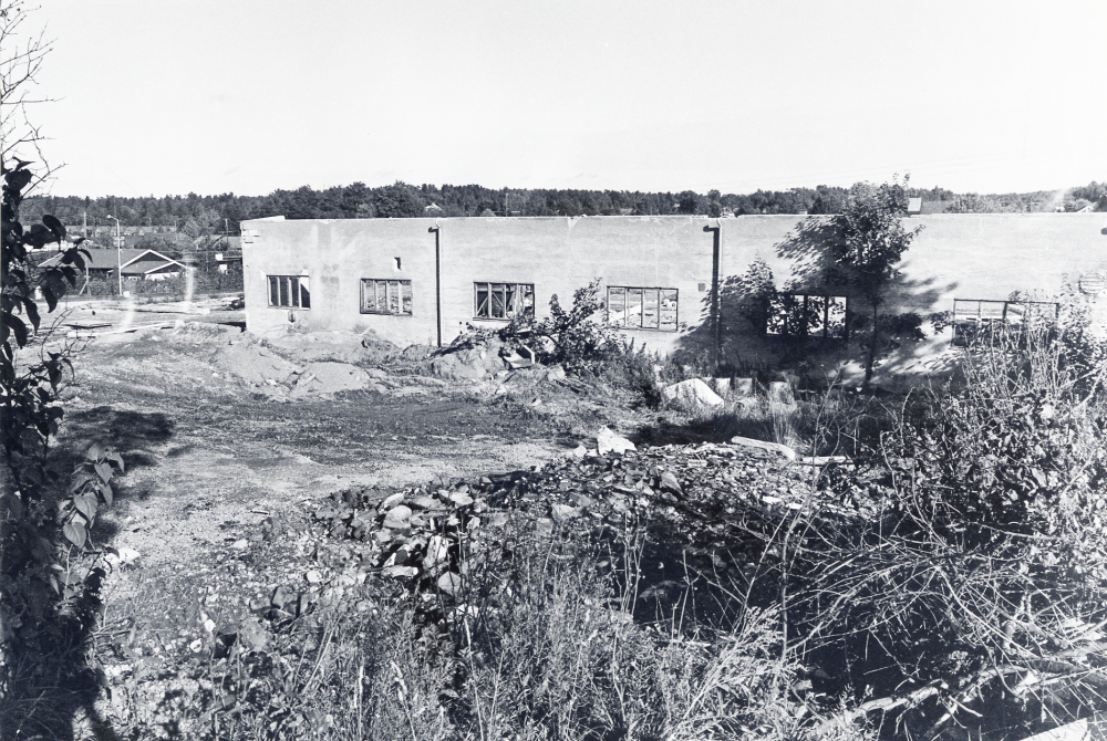 Liljeholmens cementvarufabrik  i  Bällsta  rivs för att ge plats åt ett nytt bostadskvarter med radhus,  Bällstagård  I fabriken tillverkades bl a plattformskanter. Tidigare fanns här en fabrik  Nya aktiebolaget Santorinverken  som tillverkade träullsplattor. Den brann ner 1959. Foto taget från Bällstavägen  mot nordväst