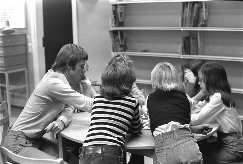 Vallentuna Schackklubb anordnar turnering för barn på Vallentuna bibliotek.
•Fotografiet ingår i bildserien ”Vardagsliv i Vallentuna kommun” av Rachael Gough-Azmier & Gunilla Blomé, Haga Studios HB.
