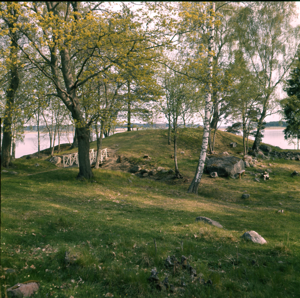 Bron som leder över till Lustigkulle där det fanns en badplats. I bakgrunden sysn Vallentunasjön.