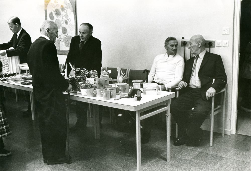 Basar med allehanda försäljning på Väsbygården.

•Fotografiet ingår i bildserien ”Vardagsliv i Vallentuna kommun” av Rachael Gough-Azmier & Gunilla Blomé, Haga Studios HB.