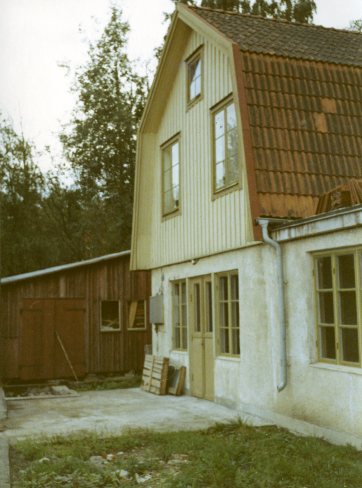 Evert Holm började bygga Solbacken i början av 1940-talet. I bottenvåningen fanns snickeriverkstad och på övervåningen bodde familjen.