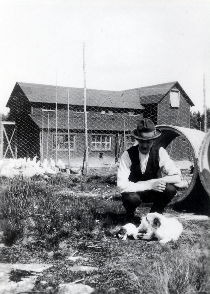 Hönshuset i Solsta i Ormsta, Vallentuna. Fastighetsbeteckningen var Ormsta 1:17 och låg nära nuvarande Ormstaskolan. I Solsta bodde Carl Mattias och Hilda Carlsson. Här sitter sonen Hans Uhrenius med hunden Sippan med en valp