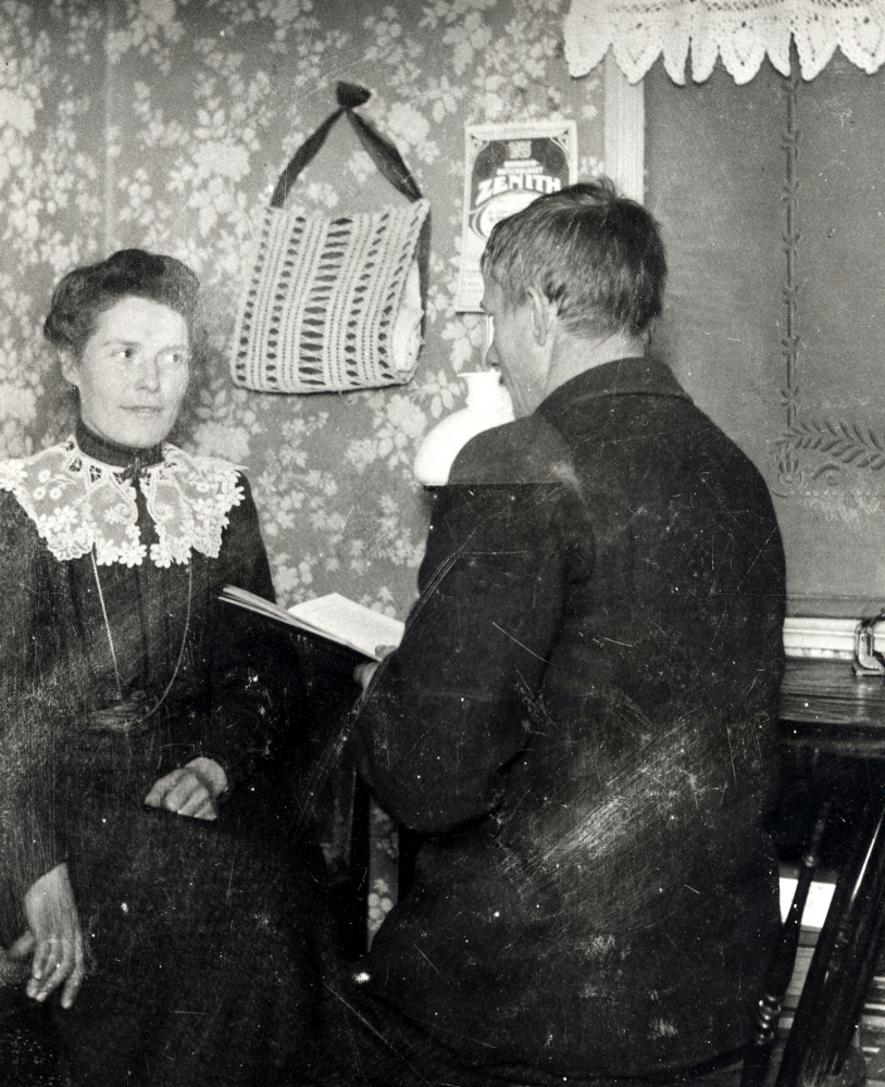 Amatörfotografen Algot Laurell friar till bodbiträdet Hildur Berggren i Karlsbergs handelsbod, där Hildur arbetade 1899-1908.  1908 gifte hon sig med Algot