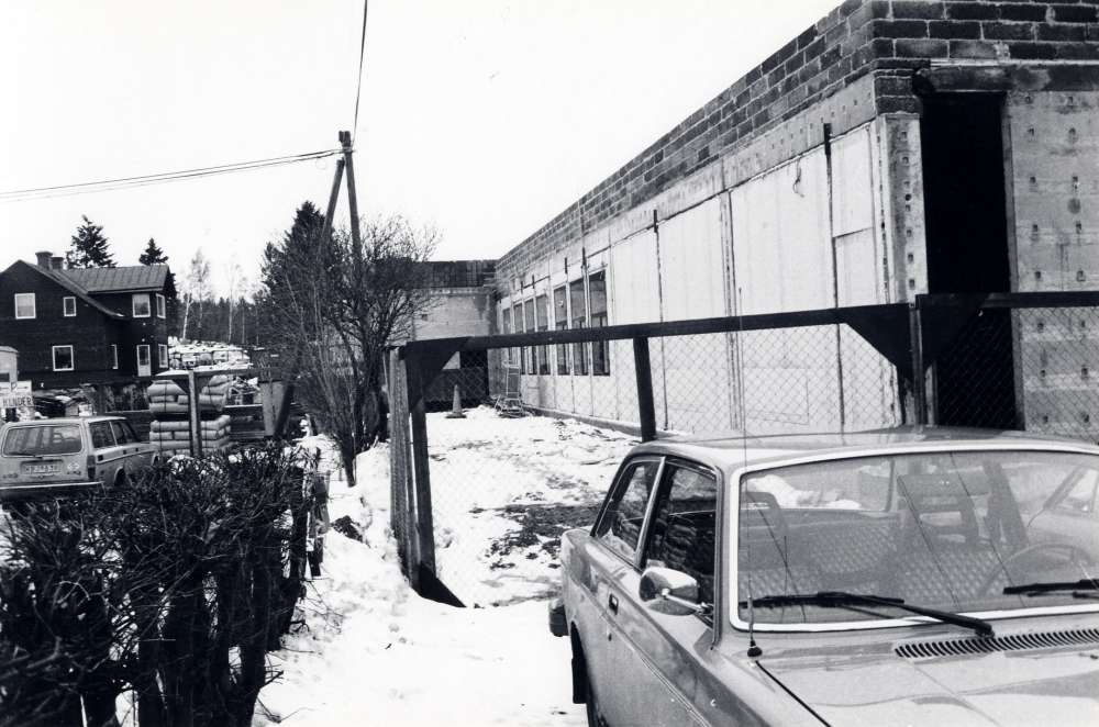 Det nya förvaltninghuseet Tärningen sett från baksidan mot nordost.  I den låga byggnaden kommer Vallentunasalen att inrymmas samt i fönsterraden Vallentuna biblioteks barnavdelning med kontorsrum
