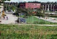 Östra sidan av Centralvägens flerfamiljshus från början av 1950-talet till vänster och Maskin-Tellus i bakgrunden.
Bildserie: Vallentuna på 1960-talet.