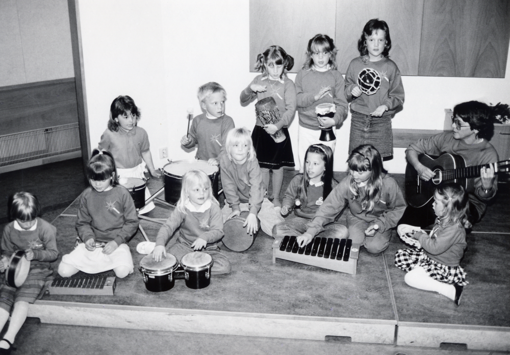 Musiksoaré i Elsa Guns musikskola med ministrålarna i Vallentunasalen. T h med gitarren sitter ledaren Elsa-Gun Gustafson