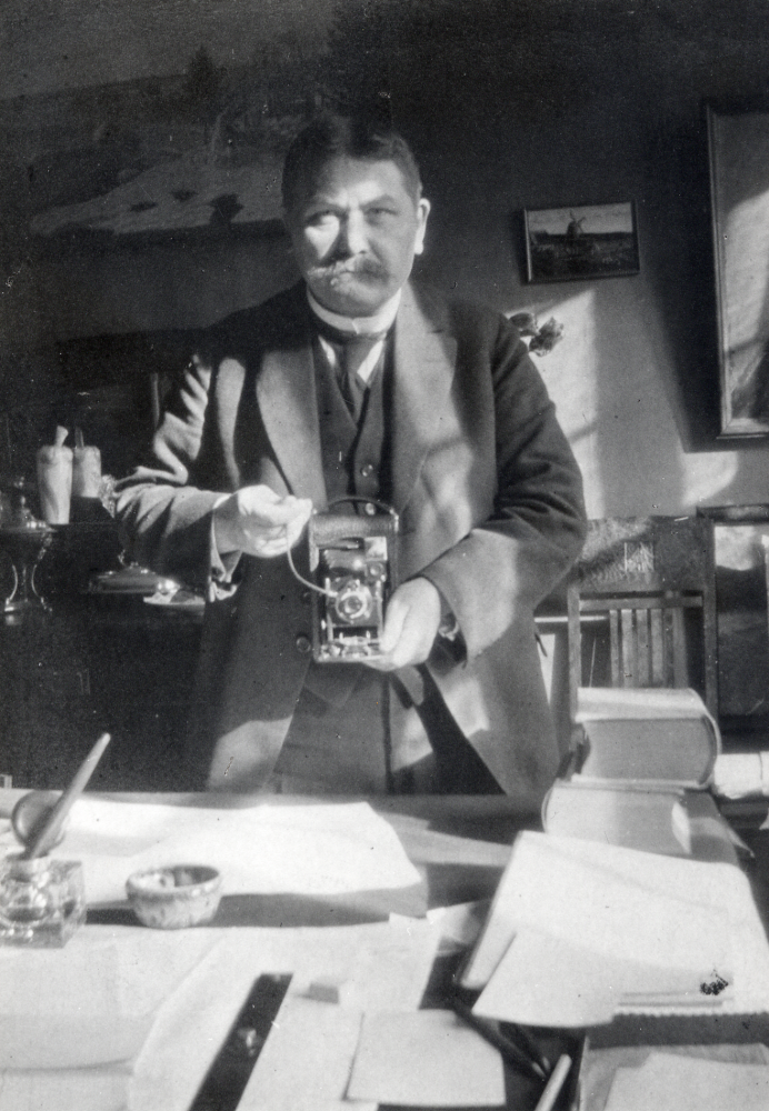 Claës Eric Schram bodde sommartid på Schramsta i Ormsta. Han var gift med en syster til C M Carlsson på Solsta vid Ormsta gård. Här är ett självporträtt fotograferat i en spegel på Odengatan 89