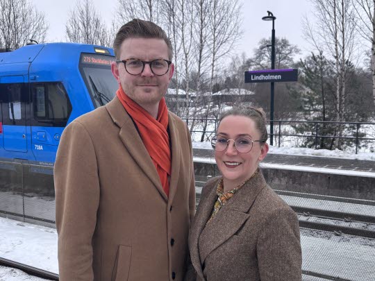 Johan Skog, kommunstyrelsens ordförande, och Camilla Blacker Wallinsson, ordförande i barn- och ungdomsnämnden, vid tågstationen i Lindholmen.