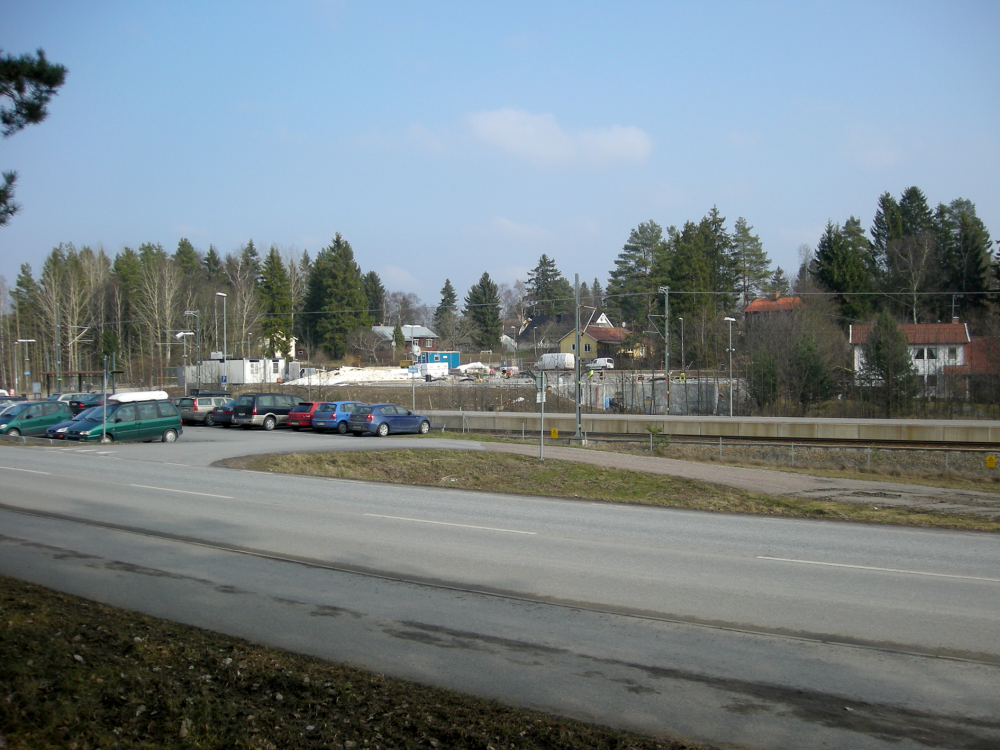 Vid Ormsta järnvägshållplats har ICA,  senare lågprisbutiken Rimi, rivits och tomten har stått tom ett par år.  Våren 2007 börjar området bebyggas med två-rumslägenheter, främst för ungdomar, och får namnet Ormsta ängar.  I förgrunden Banvägen med infartsparkering.  I bakgrunden Ormstavägens villabebyggelse och tv de sista husen på Björhagsvägen