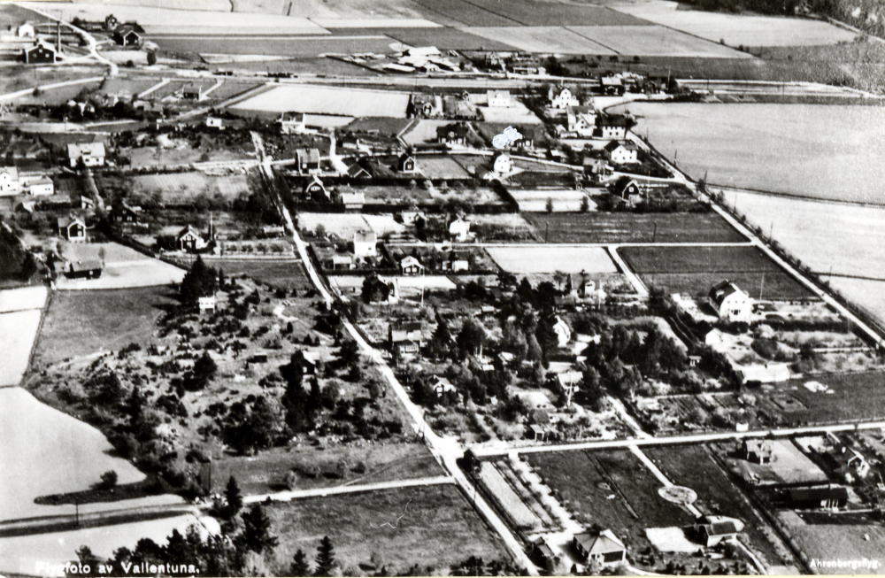 Flygfoto  över  Vallentuna stationssamhälle  Villabebyggelse mellan  Källvägen  och  Allévägen  Längst upp t v syns  Vallentuna tegelbruk