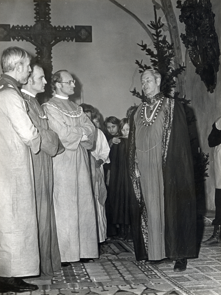 Vallentuna kyrkospel  uppföres i  Össeby-Garns kyrka.  Tre konungar från Österlandet fr v  Lasse Berglund   Assar Hedegärd  och  Lars-Uno Lidegran  utfrågas av Herodes  Josef Andersson