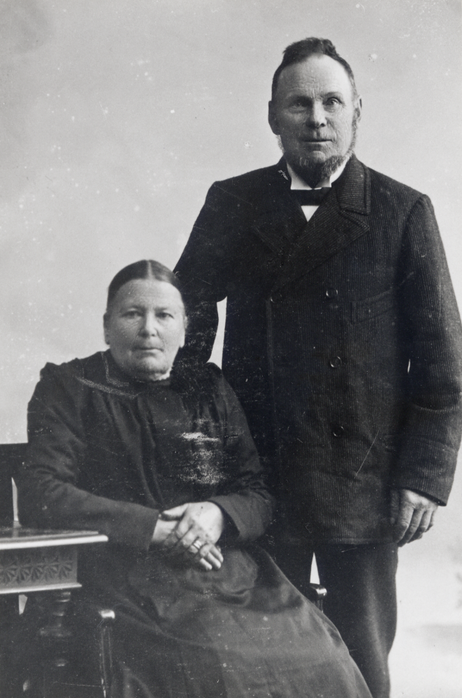 Carl August Dahlbeck levde 1837-1926.  Hustrun Hulda Kerstin föddes 1842 och dog 1922. Dahlbeck var den första prästgårdsarrendatorn vid Össeby-Garns prästgård 1896-1906, sedan prästen slutat driva jordbruket själv.  Dahlbeck var en rikt kraftkarl och kunde bära sädessäckar med tänderna