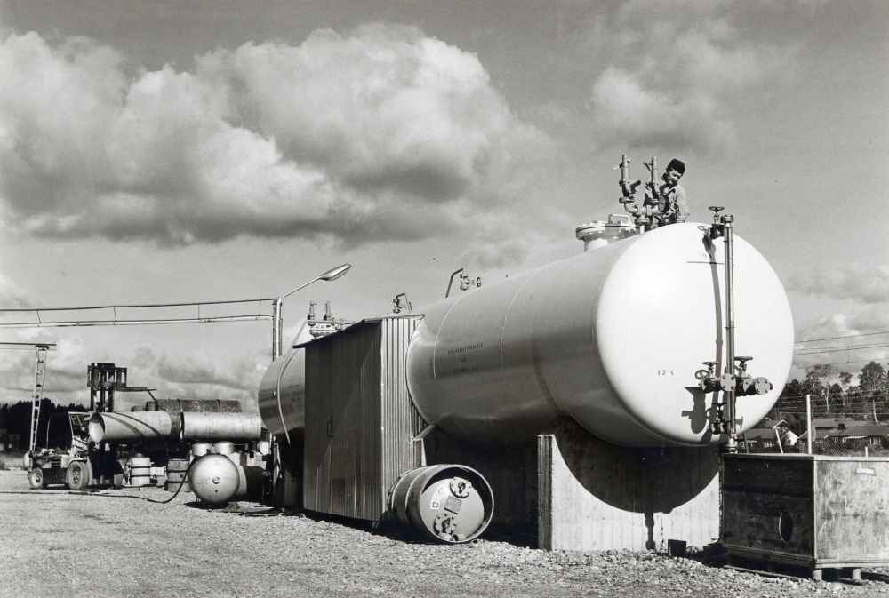 Stationära tankara vid Aerosol packing Co AB Tankarna innehåller obrännbar, ogiftig drivgas för aerosolerna
