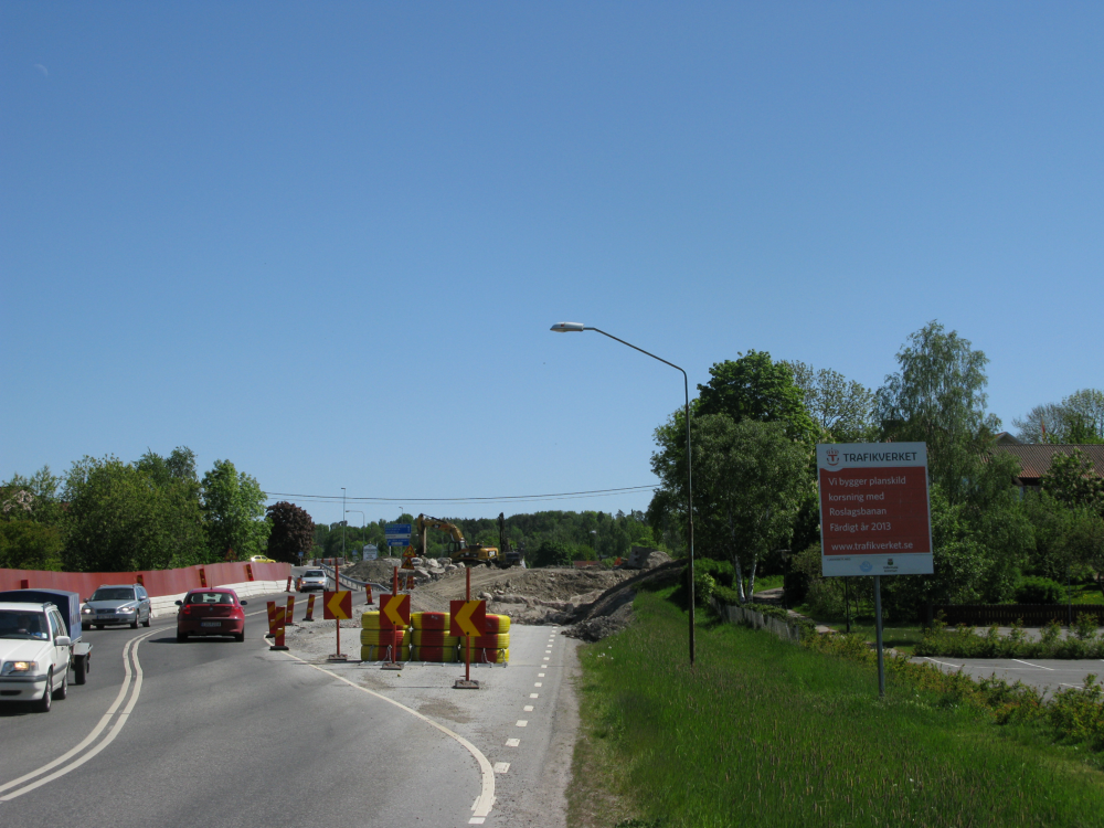 I samband med anläggandet av den nya trafikplatsen vid Vallentuna får Väsbyvägen delvis en ny sträckning.