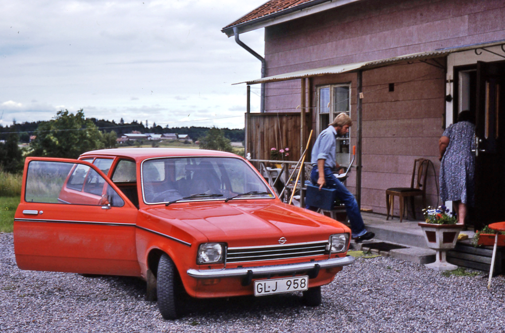 En arbetsdag med lantbrevbärare Mikael Mattsson. Lantbrevbäring i Örsta;  Lantbrevbärare Mikael Mattsson besöker Karin Jansson i Örsta. I bakgrunden syns Örsta gård.