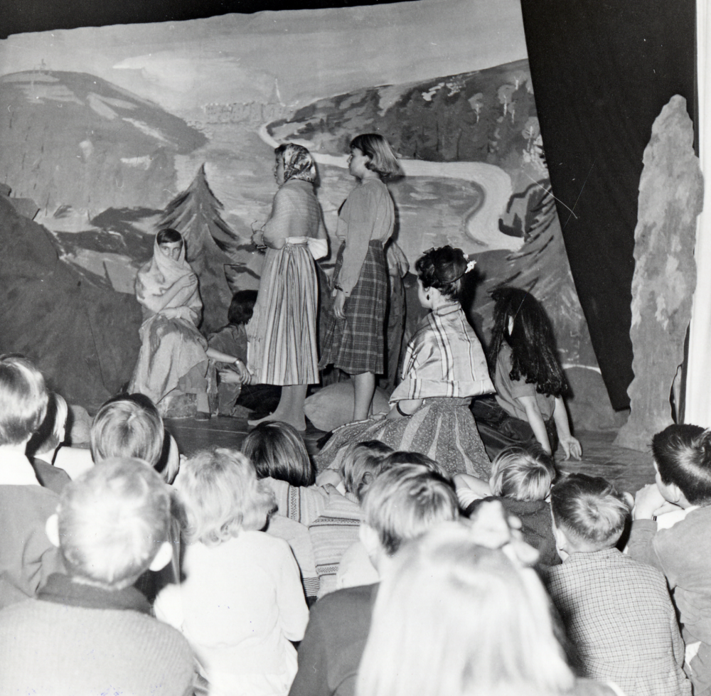 Skolbarnsteater  i  Hjälmsta skola