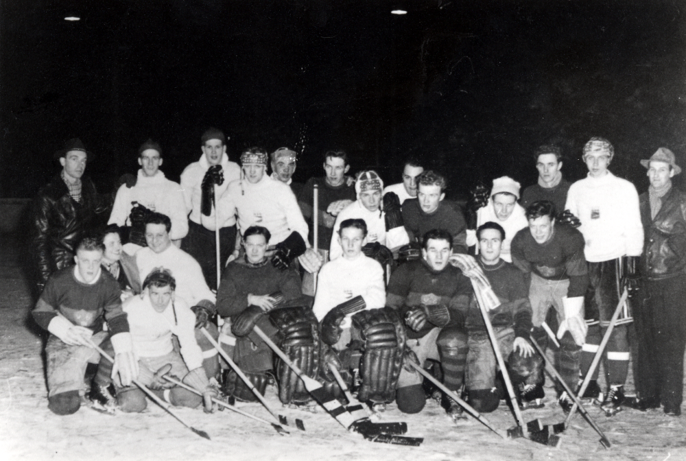 Ishockeylaget i Vallentuna bollklubb. VBK spelar match mot Djursholm vid gamla planen 'Kärret' De vitklädda spelarna kommer från Djursholm. I bakre raden fr v: nr 5 Berthold Karlsson nr 6 Roland Pierre nr 9 Evert Gustavsson nr 13 ledaren Börje Wickström. Nedre raden fr v: nr 1 Olle 'Bull' Andersson nr 5 Karl 'Stämmis' Karlsson nr 7 'Jerka' Karlsson nr 8 Ola Edlund som senare blev fotbollstränare i Djurgården, och nr 9 Åke Tillborg