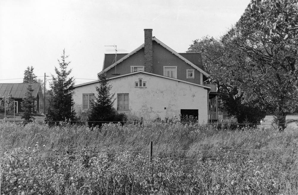 Frösunda gamla mejeri och affär vid Frösunda järnvägsstation.  Från mejeriet gick ett spår fram till plattformen för att underlätta lastning av mejeriprodukter med Roslagsbanan till Stockholm.  Affären öppnades 1885 av O E Mattsson