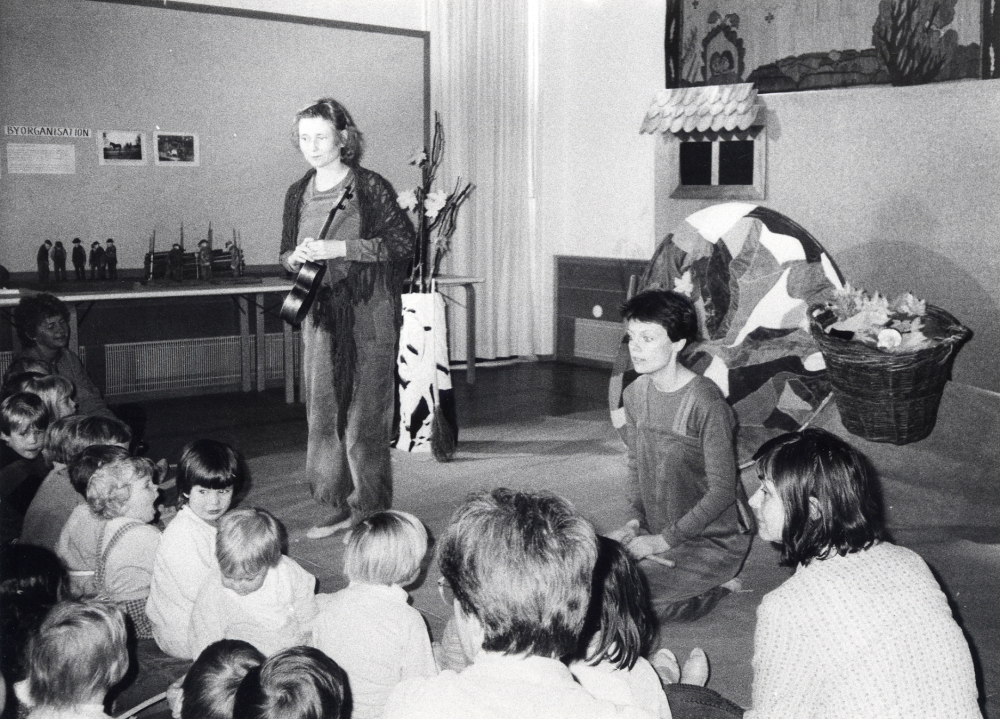 Mitt-i-prickteatern gör en extra föreställning för dagisbarn i Vallentunasalen