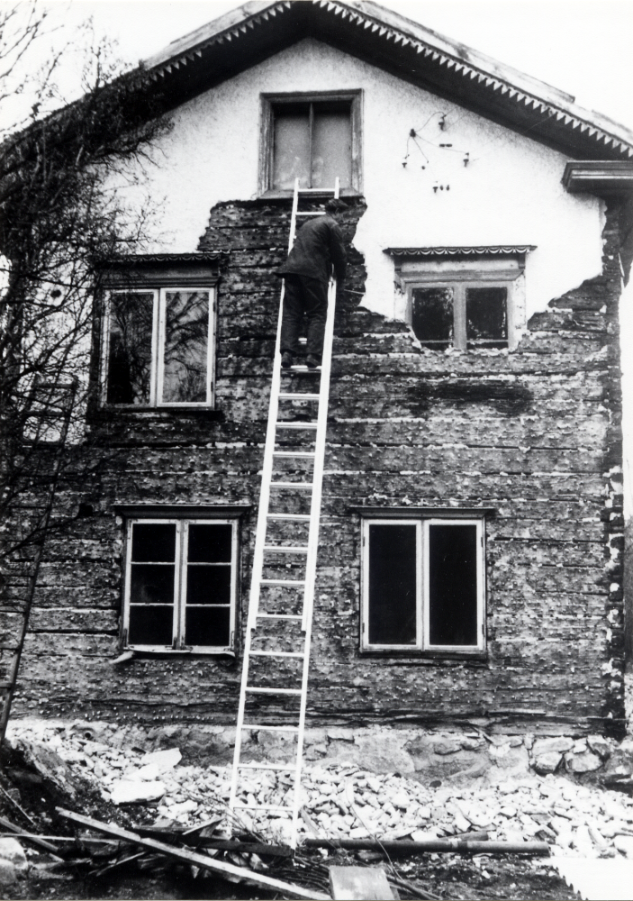 Åbyholms gård köptes och restaurerades av Ann och Anders Fröderberg. Här arbetar Tore Sjöberg, Tallen i Kårsta, med att ta bort putsen från fasaden på huvudbyggnaden våren 1978
