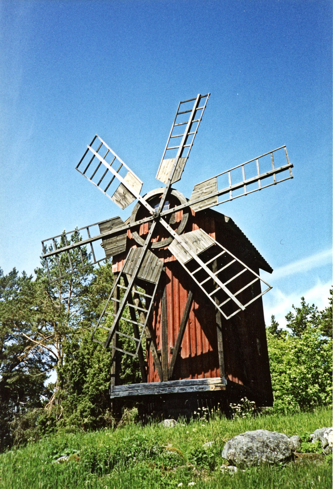 Brottby kvarn byggdes på 1870 talet och är en så kallad skenkvarn. Kvarnbyggnaden står på metallskenor och kan vridas på dessa för att anpassas till olika vindriktningar. Kvarnen ägs av Össeby hembygdsförening. 1989-1993 restaurerades kvarnen och försågs bland annat med sex nya vingar. Efter att man 2012 hittade delar av kvarnmaskineriet i en loge i närheten försågs kvarnen med nya vingar. Det visade sig på det återfunna kvarnnavet att kvarnen från början var byggd för att ha åtta vingar.