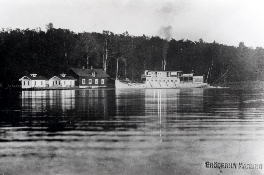 S/S Åkers Kanal i Garnsviken vid Hakunge brygga, Össeby-Garn.

Uppgift om fotoår saknas.
