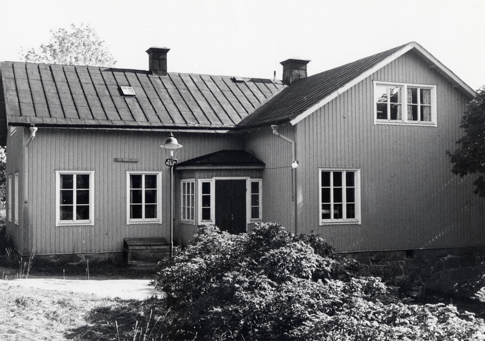 Lilla Garns skolhus  eller  Össeby-Garns kyrkskola  vid Össeby-Garns kyrka användes som skola 1887-1966. Huset användes nu som  lägerskola.  I övervåningen ligger  Vallentuna skolmuseum