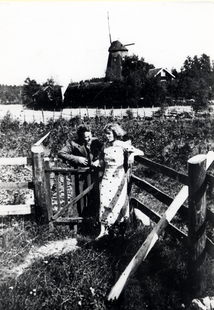 Christian Laurell  tillsammans med fästmön  Ebba Laurell  på förlovningsdagen 1934 vid  Torsholma skola  I bakgrunden  Torslunds kvarn