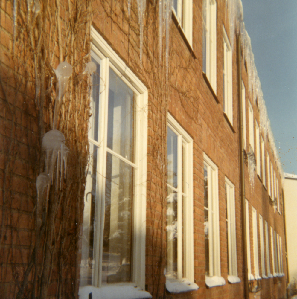 Klassrumsbyggnaden i Hjälmsta skola