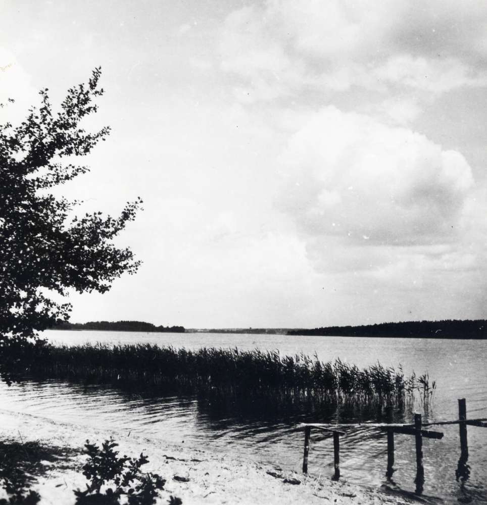 Vallentunasjön  har förut varit förbunden söderut mot Mälaren så att man ända in på 1800-talet kunde åka båt mellan sjöarna. Nu finns endast ett grunt dike som leder mot Edsviken i Mälaren. Vallentunasjön är sedan gammalt berömd för sina vackra solnedgångar. Bilden visar badplatsen i  Kyrkviken