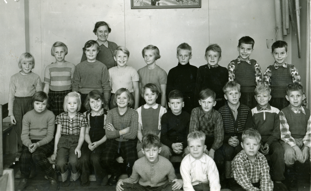 Klass 3 och 4 i Kårsta skola mellanskolan, läsåret 1954-1955.
Från vänster, övre raden: Sirkka Forsberg, Inger Andersson, Lisbeth Hedlund, lärarinnan Anna Sjöblom, Anita Wennström, Åsa Ahlgren, Torbjörn Eriksson, Björn Nyberg, Per Wallin och Lars Wallin.
Mittenraden: Lena Lundin, Ingrid Wennström, Britt-Mari Wennberg, Marianne Ljungstedt, Anita Johansson, Roland Eriksson, Bernt Öhman, Tommy Söder, Åke Jansson och Clarence Söderström.
Sittande: Anders Lindgren, Urpo Tanskanen och Lennart Jansson.
Uppgifter och original: Roland Eriksson