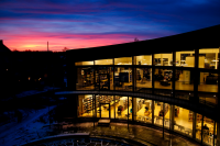 Vinterfoto med färgsprakande kvällshimmel och insyn i bibliotekets lokaler i två plan med fönster ut mot Kulturhusparken och innergården. Vallentuna Kulturhus och bibliotek ligger vid Allévägen, mitt i Vallentuna centrum. Huset invigdes hösten 2012 och de ljusa, rymliga lokalerna på drygt 2000 kvadratmeter rymmer ett stort och modernt bibliotek, utställningshallar, kreativ verkstad, café och flera scener. Här bedrivs verksamhet av främst kulturförvaltningen och fritidsförvaltningen, men också av föreningsliv, studieförbund och andra aktörer. Huset är ritat av Lars Gauffin på Nyréns arkitektkontor. Stockholms läns hembygdsförbunds nybyggnadspris tilldelades Vallentuna Kulturhus 2013. Library Ranking Europe (LRE) har gett Vallentuna bibliotek fem stjärnor av sex möjliga, med omdömet "excellent" åren 2017 och 2018. 