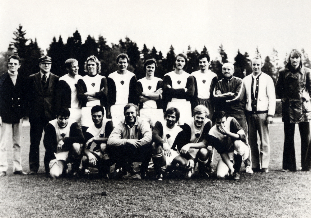 Fotbollslaget i Vallentuna bollklubb VBK gick upp till kval i div II mot Torshälla-Nyby 1971. VBK spelade oavgjort hemma, 1-1 den 7 oktober och förlorade borta den 24 oktober med 3-6. Överst fr v: fotbollssektionens ordförande Lennart Swahn lagledaren Bengt Blomstergren Rune Lundkvist Lasse Lundkvist spelande tränaren Peder Persson Kurt Stenqvist Anders Brodd Thomas Andersson massören Bertil Malmström reserverna Hans Holm och Paul Loskog Andra raden fr v: Hadar Axh Janne Andersson målvakten Christer Granlund Henning Muller Ingvar Lundkvist och Stig-Arne Brunn
