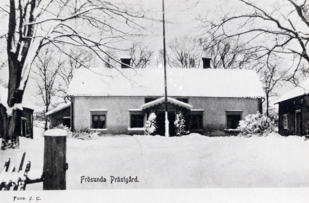 Frösunda prästgård före 1917, då den gamla prästgården samt den östra flygelbyggnaden, som syns t h, revs. En ny prästgård uppfördes på samma plats. I flygelbyggnaden t v bodde pastorsadjunkten och t h prästgårdsarrendatorn.