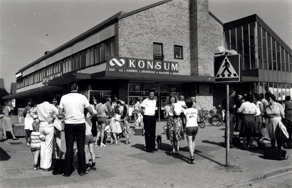 Nyinflyttade vallentunabor inbjuds varje vår till en hembygdsrundtur i Vallentuna kommun.  Rundturen är ett samarbete mellan kulturnämnden och hembygdsföreningarna i Vallentuna.  Hembygdsföreningarna ställer upp som guider i de olika bussarna.  Här har deltagarna samlats vid Pressbyrån i väntan på att få stiga på sin buss