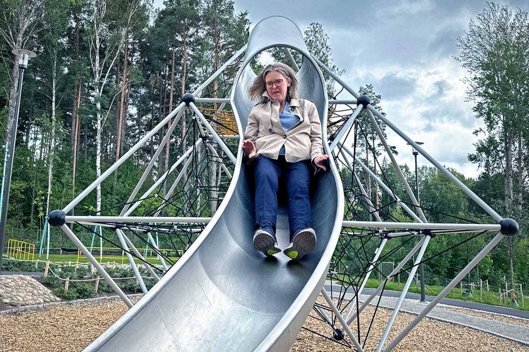 kommundirektör Annika Hellberg testar rutschkana