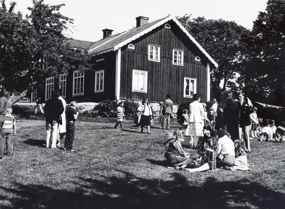 Sista skolavslutningen i Kårsta kyrkskola efter vårterminen 1982.  Fr o m höstterminen 1982 flyttar barnen i  den nya Kårstaskolan vid Bergsjö- vägen.  Efter examen i Kårsta kyrka samlas lärare och skolbarn med familjer på skolgården