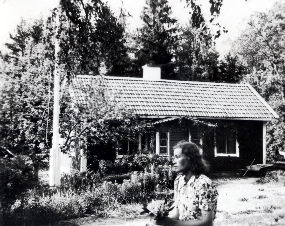 Åsbygget, Olhamra 1:3, ligger i skogen mellan Ormsta och Olhamra.  Framför huset står Rutger Bornholms fru Maj.  1938 ägdes Åsbygget av Sven Gullström och hans hustru Ingeborg "Lillan", senare känd med efternamnet Grapengiesser.  De upplät en tid torpet till Vallentuna hembygdsförening.  På 2000-talet används huset av Vallentuna brukshundsklubb