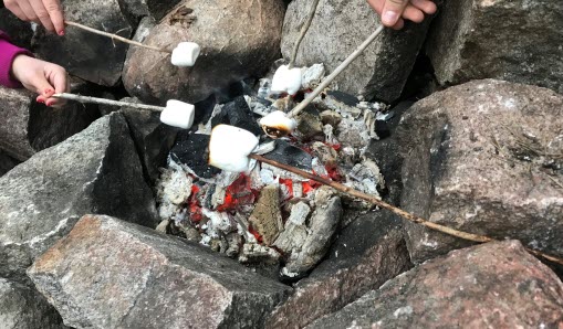 marshmallows över en utegrill