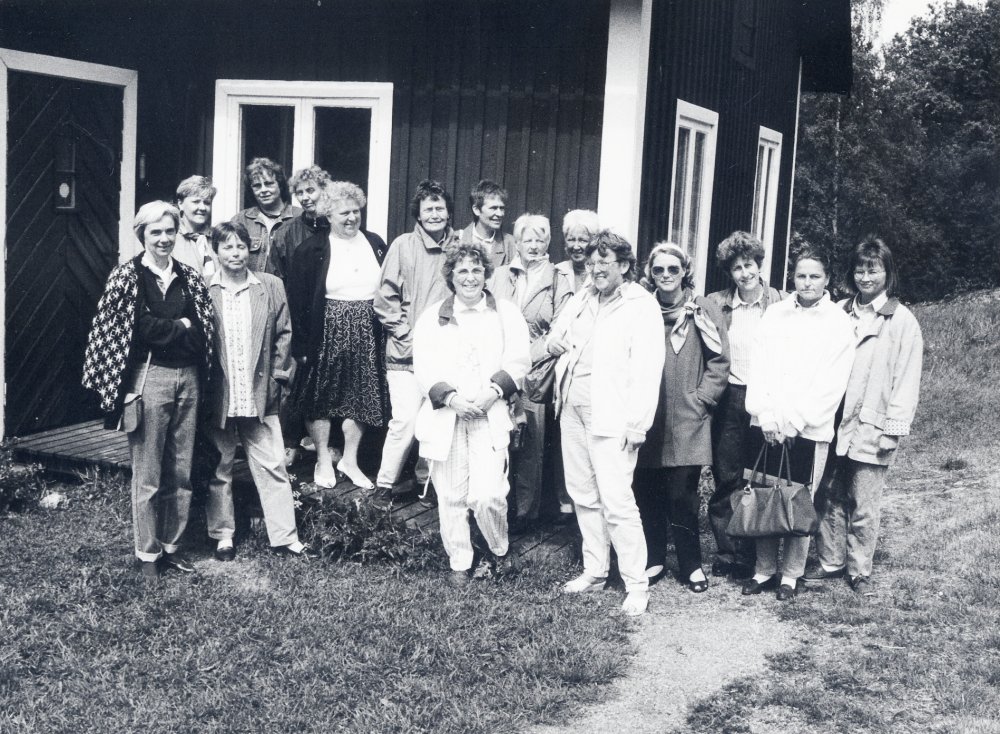 Kulturombuden i Vallentuna på studieresa i kommunen. Här har man samlats utanför Naturum i Vallentuna.  Kulturombuden skall tipsa och värna om kulturell information till kunder inom äldreomsorgen och även till sina arbetskamrater.  Studieresan i kommunen skall ge tips på utflyktsmål för personal och kunder